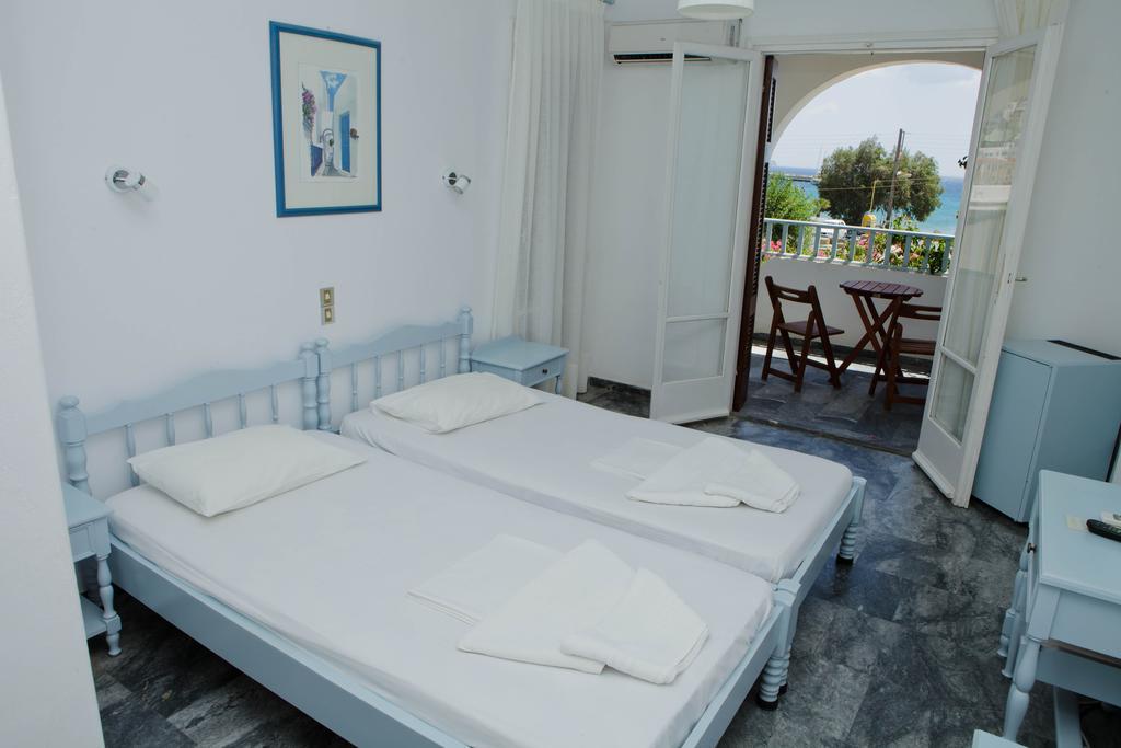 Hotel Karanasos Batsíon Habitación foto